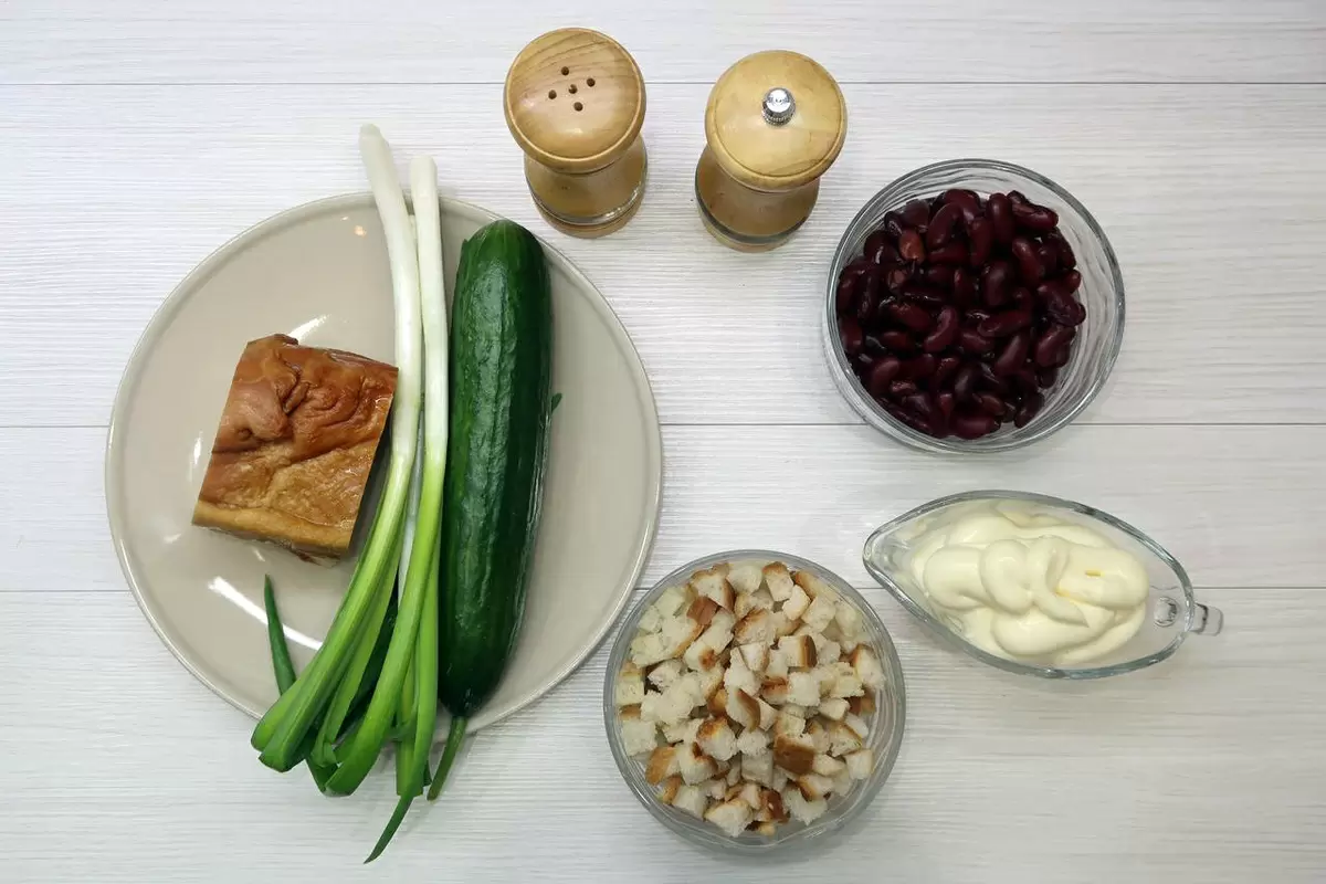Быстрый салат с ветчиной, фасолью и сухариками — простой вкус и польза за считанные минуты