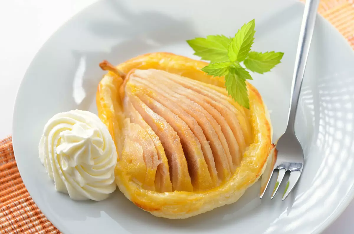 Нежный тарт с грушей и карамельным соусом