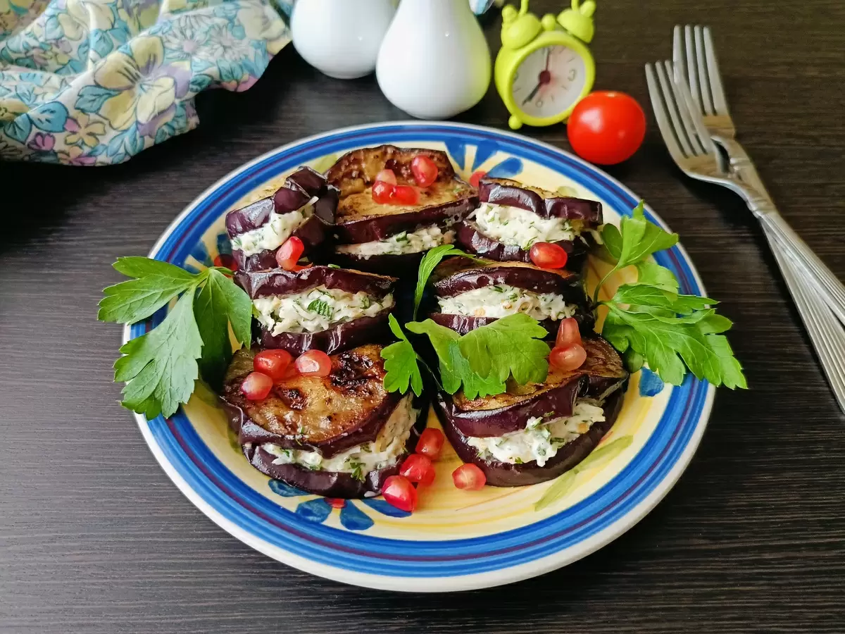 Баклажаны с сырно-чесночной начинкой: идеальная закуска для любого стола