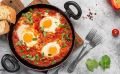 Яичница с овощами и зеленью: освежите привычное блюдо