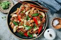 Пикантная куриная печень с овощами для настоящих гурманов