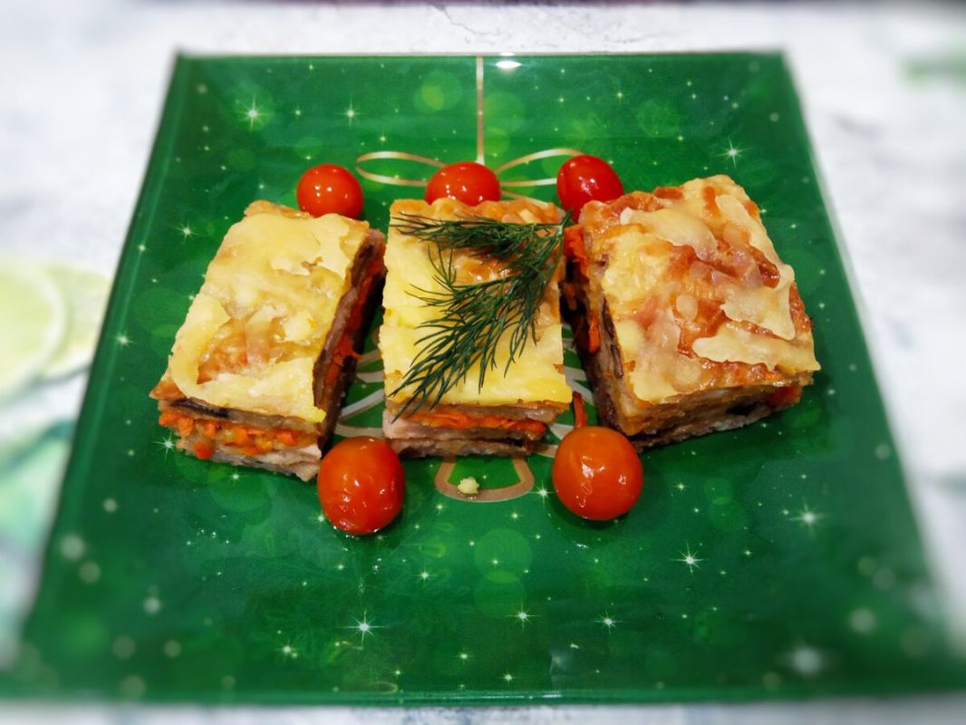 Нежный вафельный торт с фаршем и овощами: оригинальный рецепт