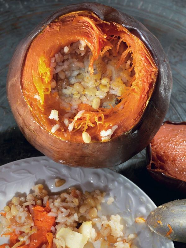 Тыква с фаршированным пловом: сладкое кулинарное чудо